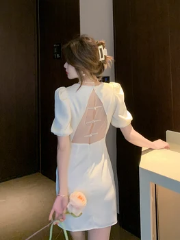 Летом 2023 года Новую вечеринку возглавило французское ретро платье с белой марлевой пряжкой и открытой спиной